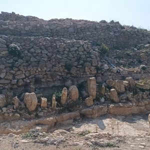 Restos de muros y piedras talladas en el asentamiento íbero del Puig de la Misericordia, Vinaròs