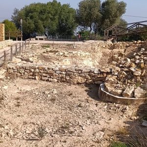 Zona excavada del yacimiento íbero del Puig de la Misericordia con pasarela de acceso