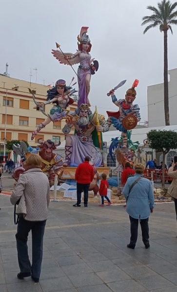 Monumento fallero en Benicarló durante las Fallas con público observando en la plaza