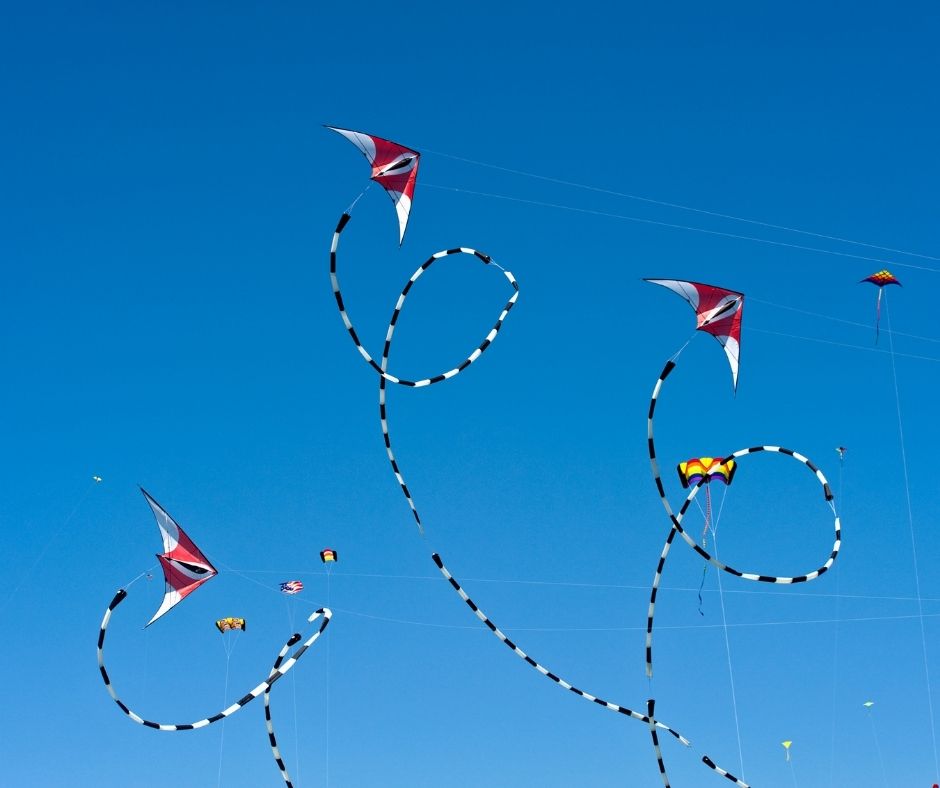 Cometas acrobáticas volando en el cielo azul durante el Festival del Viento de Castellón 2025