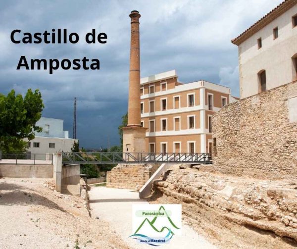 Vista de los restos del Castillo de Amposta con la antigua chimenea industrial, integrados hoy en edificios culturales, junto al río Ebro. Imagen con el logotipo de Panorámica desde el Maestrat.