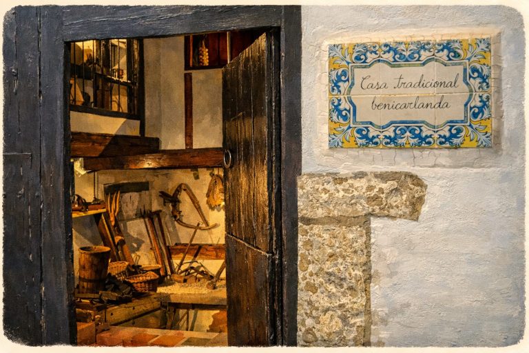 Ilustración artística de la Casa Tradicional Benicarlanda, museo etnológico en Benicarló que recrea la vida cotidiana de una familia agrícola a finales del siglo XIX.